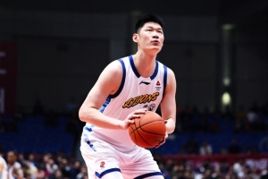 媒体人：胡金秋带着膝伤在篮下肉搏 行胜于言 他用行动感染了全队