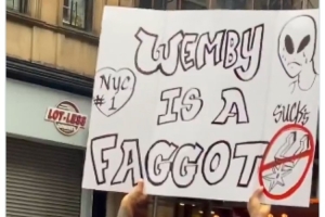 结下梁子了！尼克斯球迷夺冠游行时举牌：文班就是个基佬