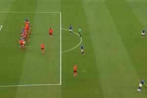 拉格比尔克头球破门，被吹越位在先进球无效