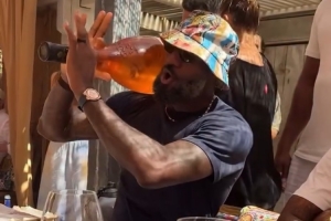 真会玩！詹姆斯在聚餐中扛着大酒瓶 假装对乐福发射“榴弹”