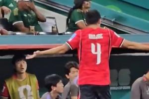 何意？金玟哉第65分钟就被被换下，下场时朝着教练组理论摊手