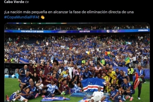 FIFA官方晒佛得角全队合照：晋级世界杯淘汰赛最小的国家