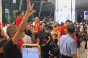 中国男篮集训队今晚抵达沈阳 在机场受到球迷热烈欢迎