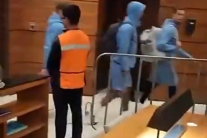 魔鬼主场！英格兰抵达墨西哥下榻酒店，遭数百名墨西哥球迷的嘘声