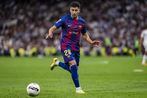巴德吉给球迷签名时回应转会传闻：一切都好，一切都好