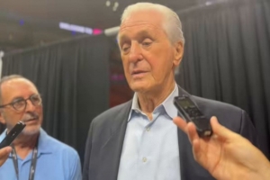 莱利：我们有过讨论 现在只能和其他人一样等待詹姆斯的决定