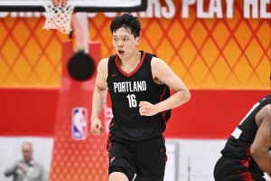 杨瀚森夏联3战场均14.3分8篮板4助攻 此前世预赛场均9.5分6板